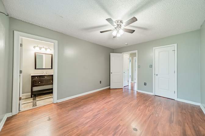 Alcove Rooms's room