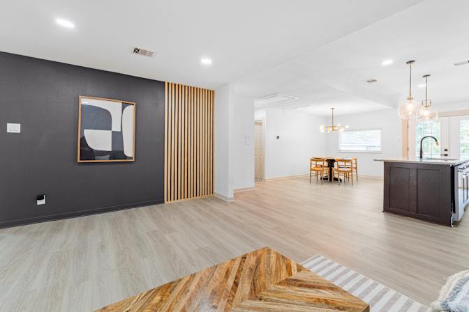 Tomic Properties's room