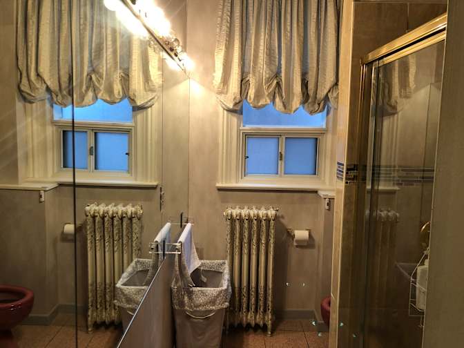 Mahnaz Shahrzad Asr's room