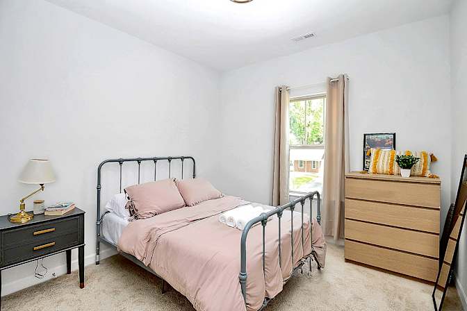 Alcove Rooms's room