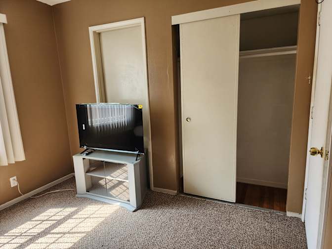 Room in a quiet house - Oxnard's room
