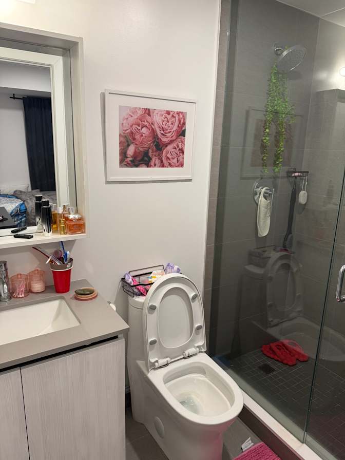 Olga brinda Nlend's room