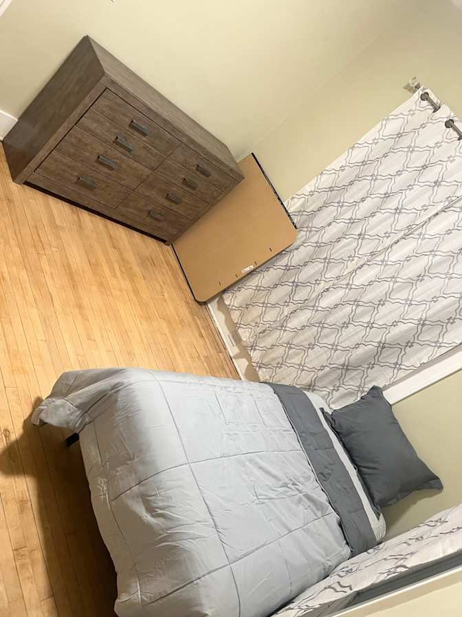 RL Homes's room