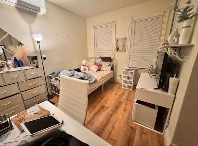 Avari's room