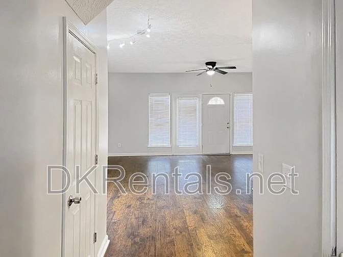 Alcove Rooms's room