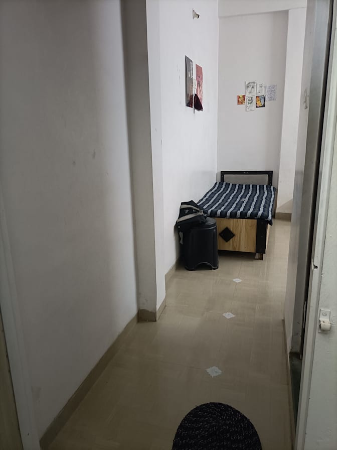 Esha Tomar's room