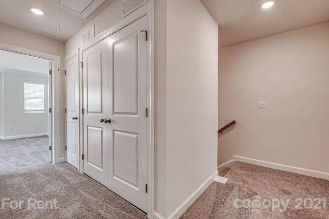 Alcove Rooms's room