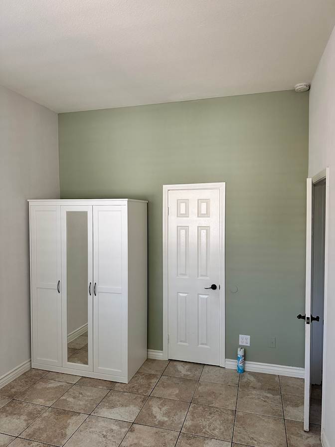 Tri Pham's room