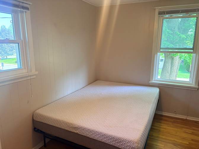 Moe's room