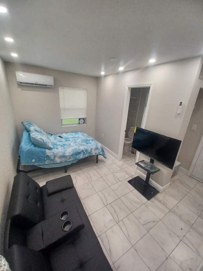 Yossi's room