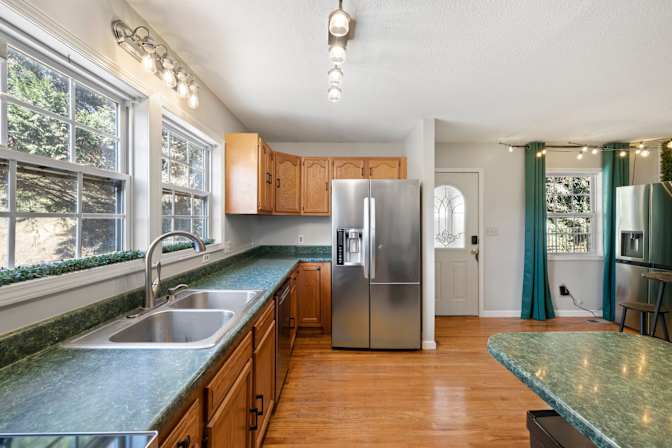 lifedoorrentals's room