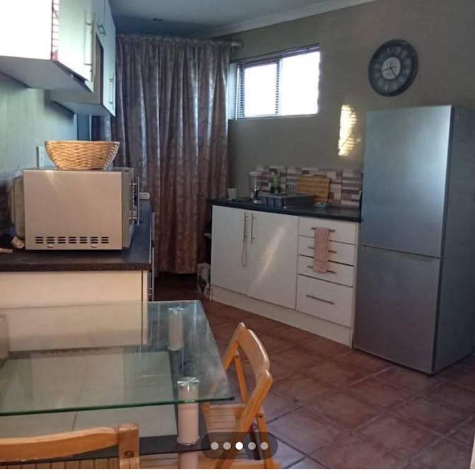 Dominique Menezes's room