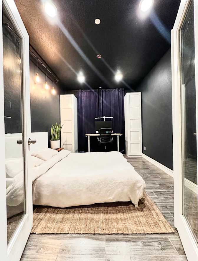 Irving Hernandez's room