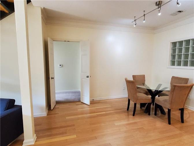 Alcove Rooms's room