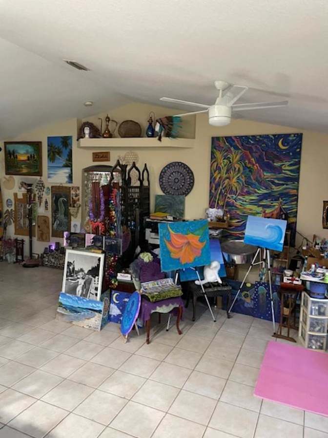 AlohaBeachArt's room