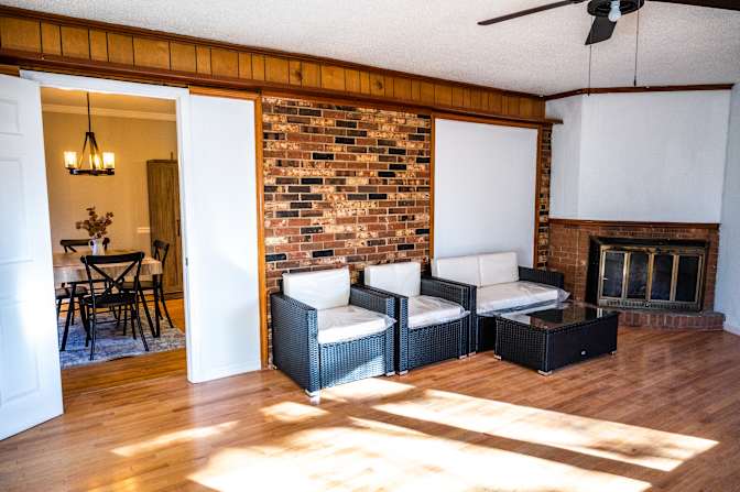 lifedoorrentals's room