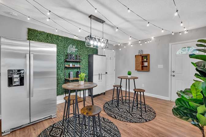 lifedoorrentals's room