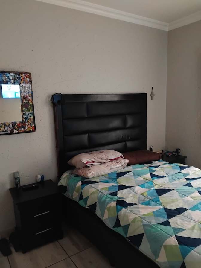 MNR JACQUES F DU PLESSIS's room