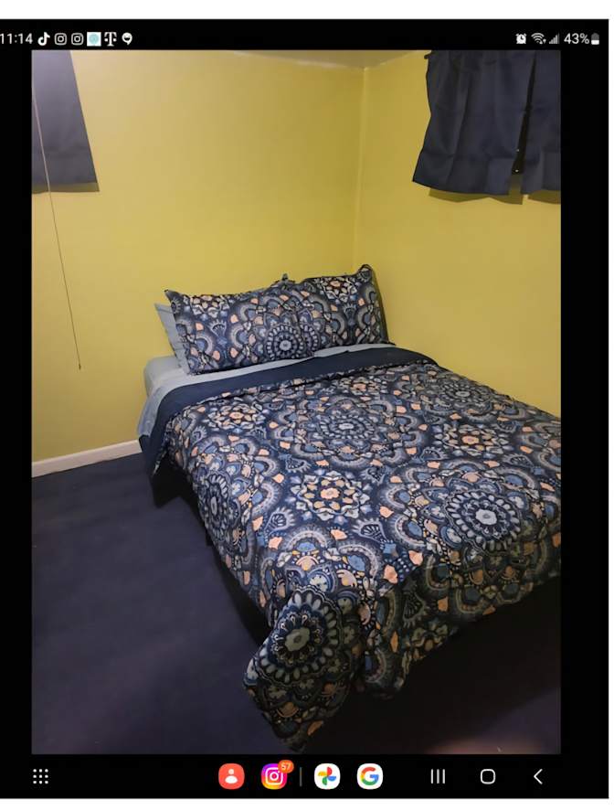 LESLIE's room