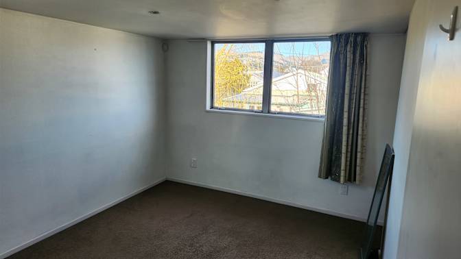 Roni M's room