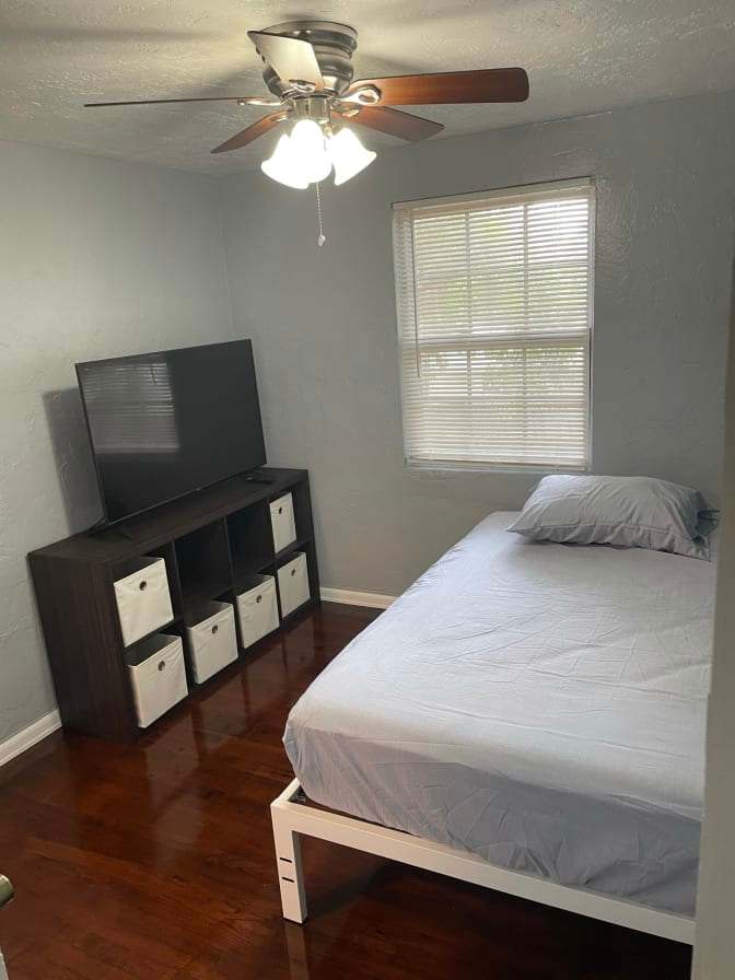 Luis's room