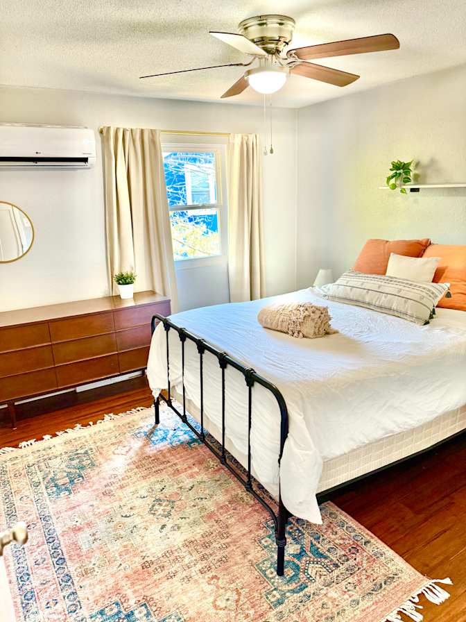 Alcove Rooms's room