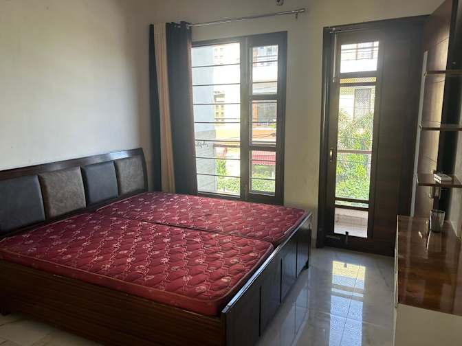 Paras's room