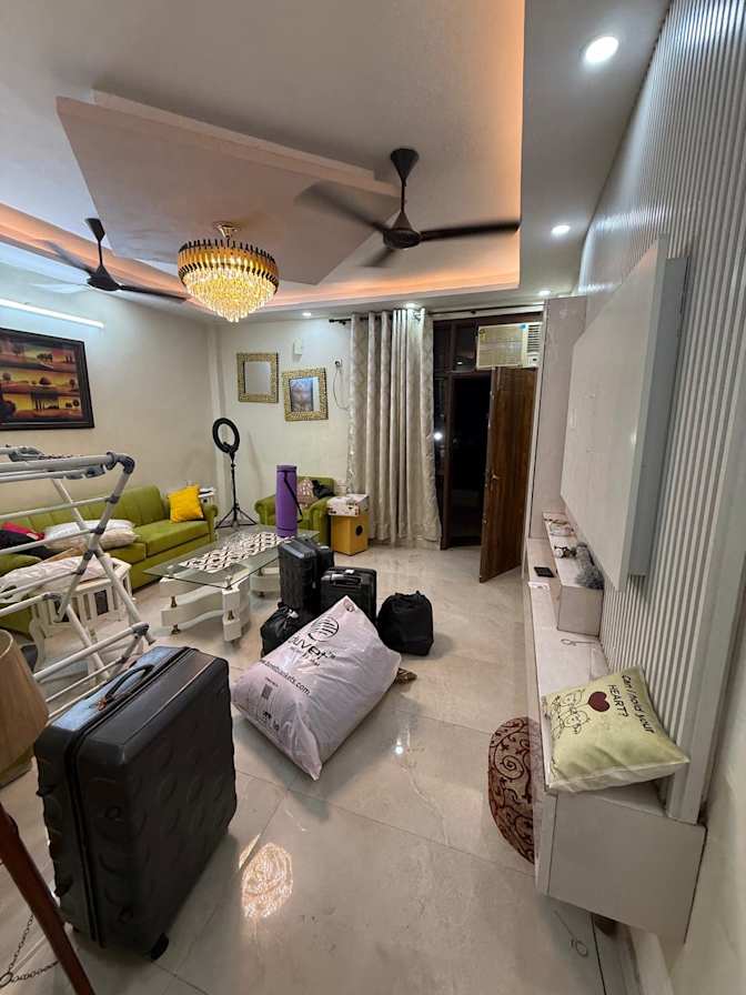 Paras's room