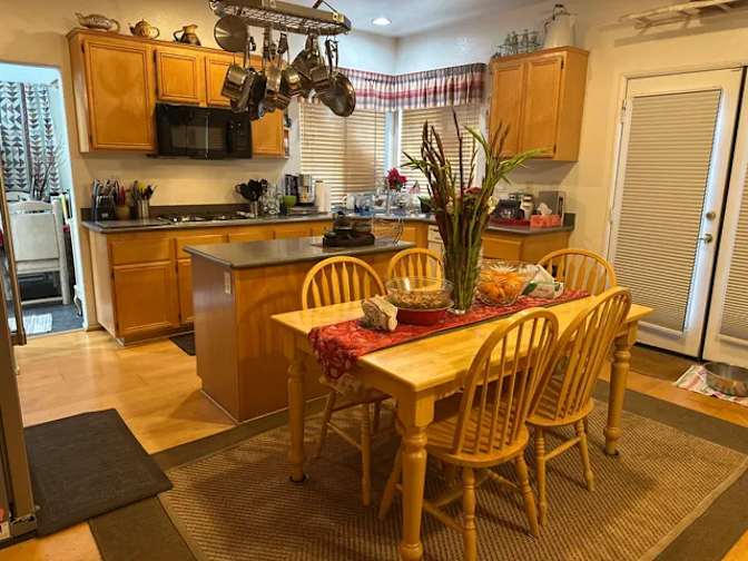 LARGE ROOM FOR RENT's room