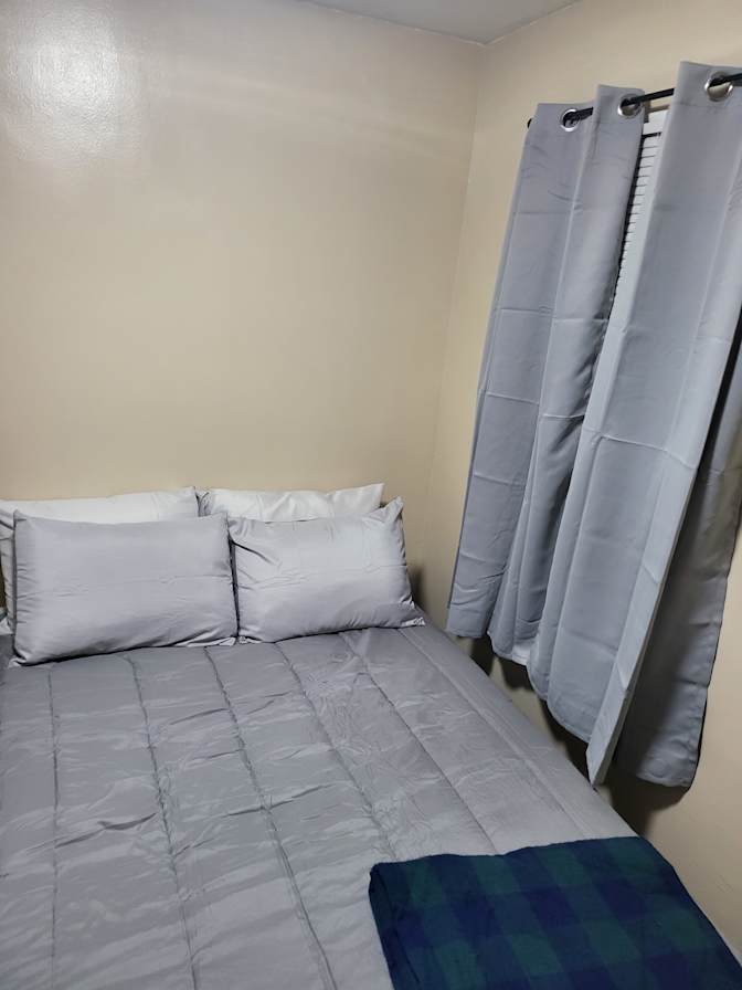 LESLIE's room