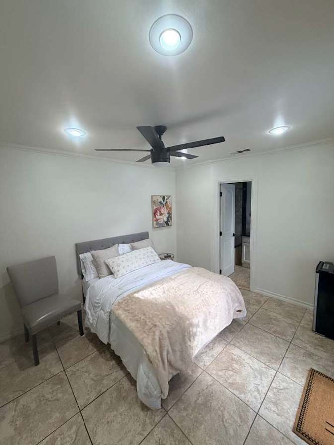 MARI MIRA's room
