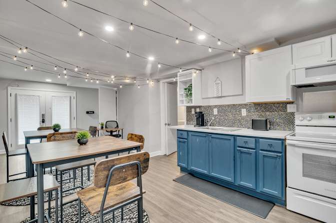 lifedoorrentals's room