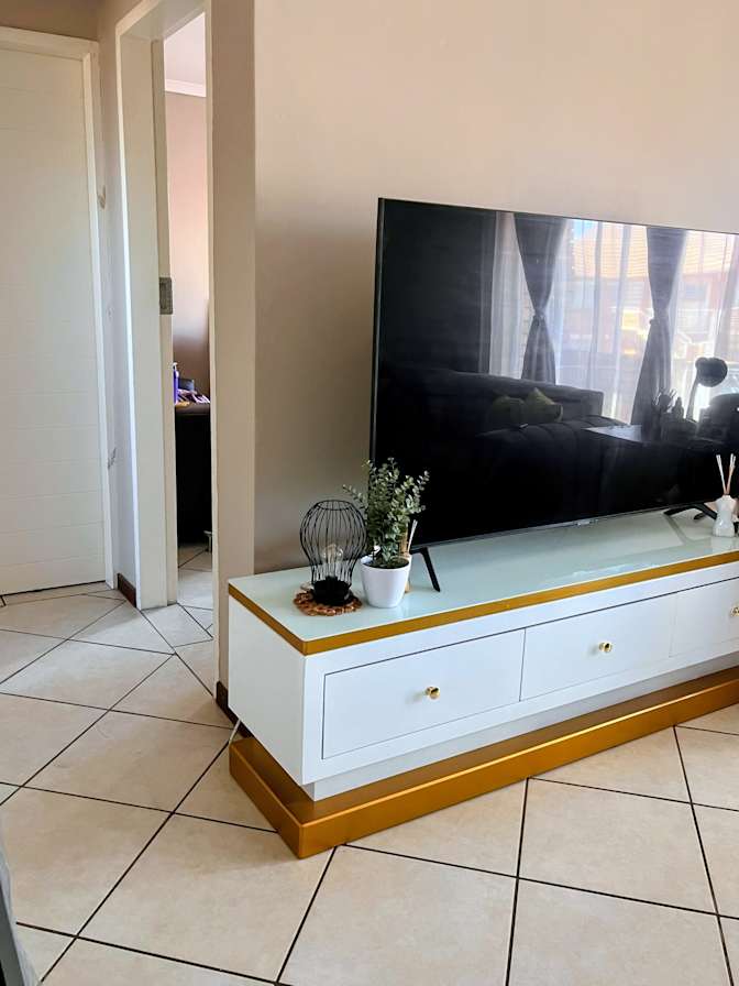 Nale's room