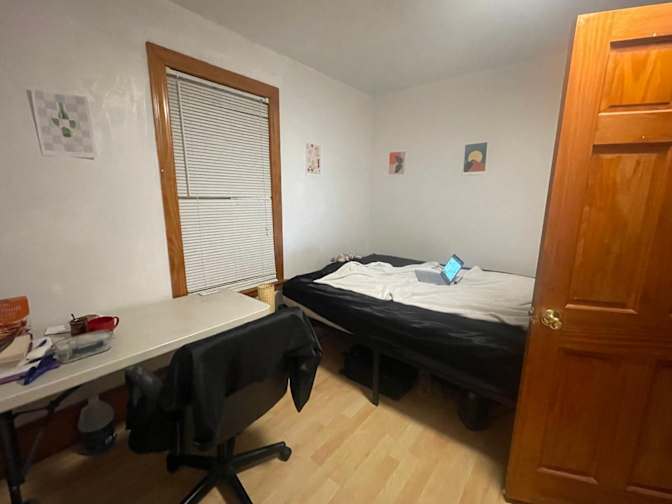 Moe's room
