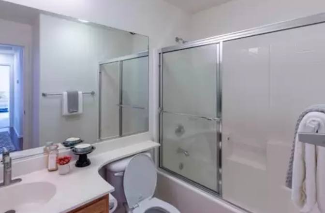 Saul M.'s room