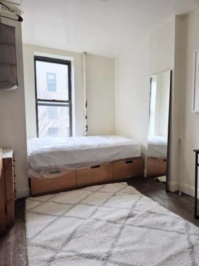 Medium Size Furnished Room Facing the Yard's room