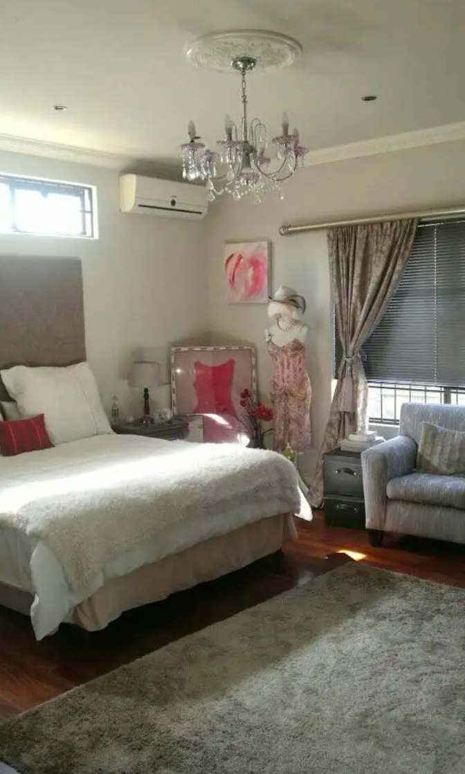 Dominique Menezes's room