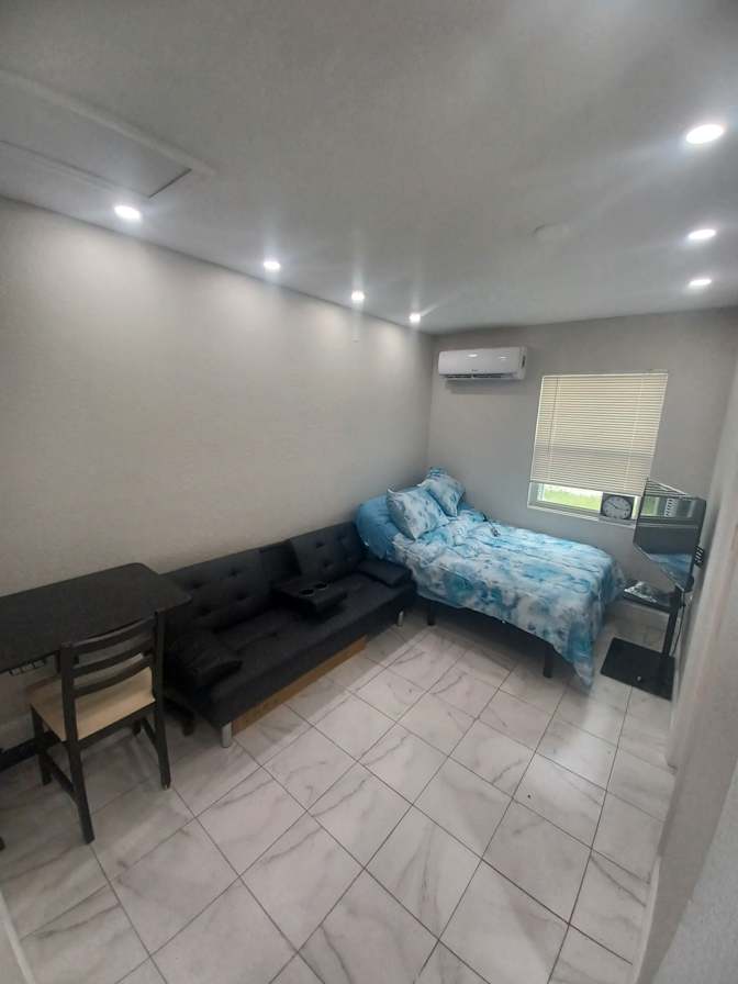 Yossi's room