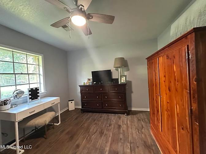 Kristalyn Ellis's room