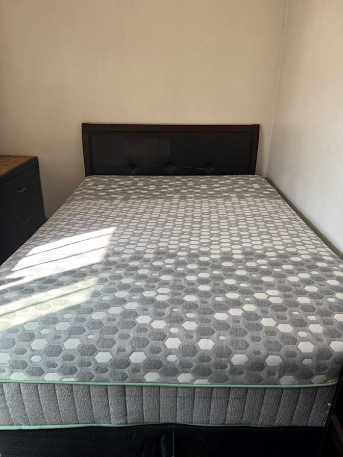 Luz F Mendoza's room
