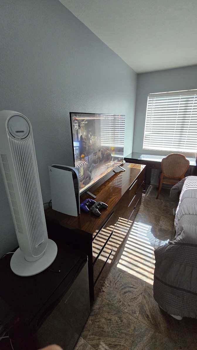J Luis's room