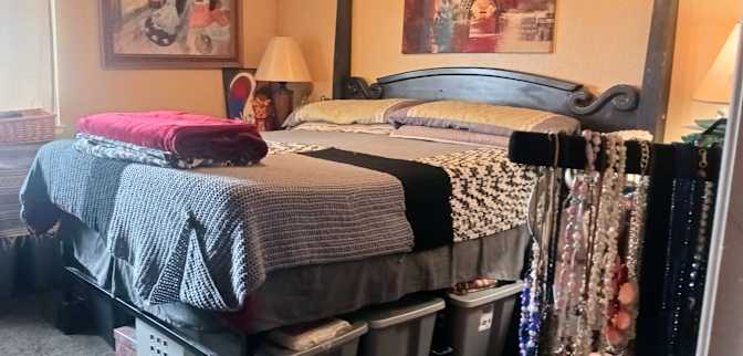 Cris Mendozahowell's room
