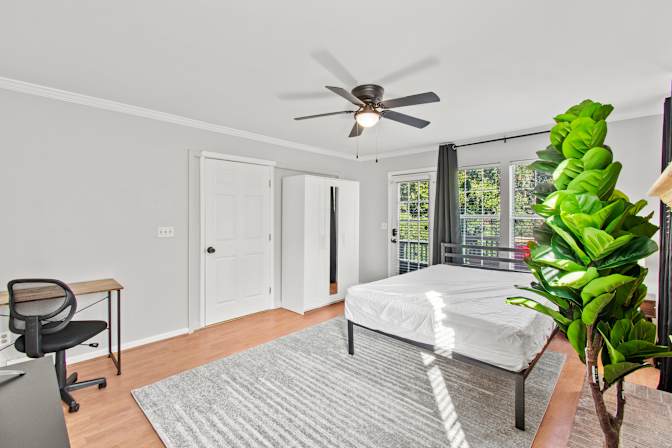 lifedoorrentals's room