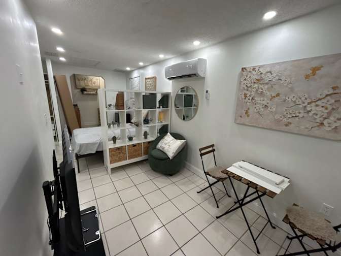 Yossi's room