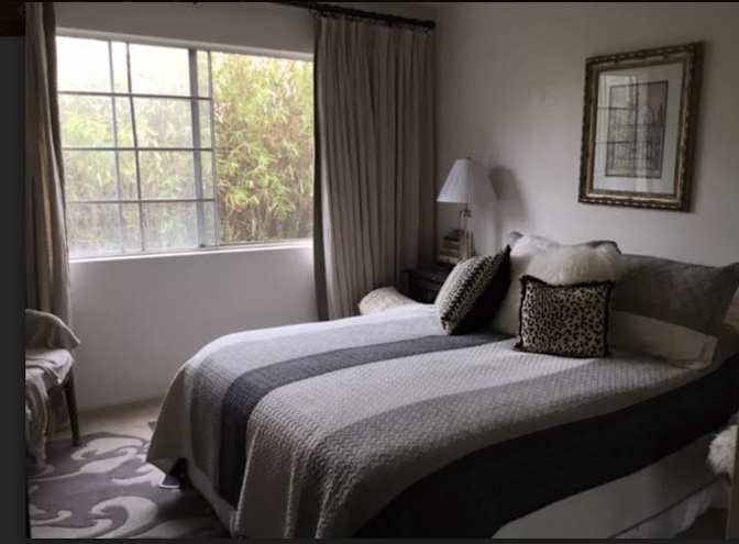 leslie's room