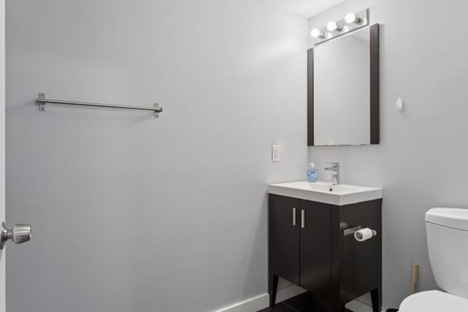 Spacious rooms for rent in a luxurious house's room