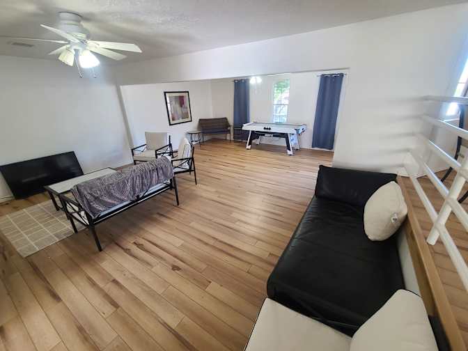 Leslie's room