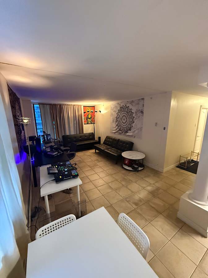 Deval's room