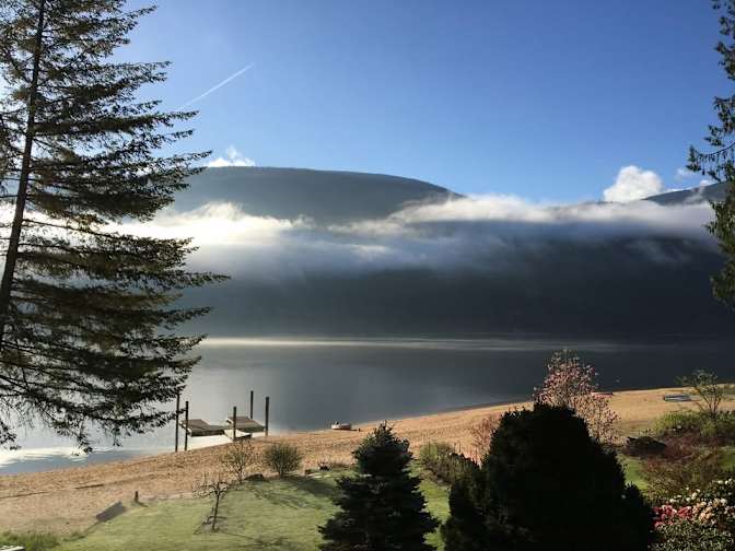 Lakefront Living's room