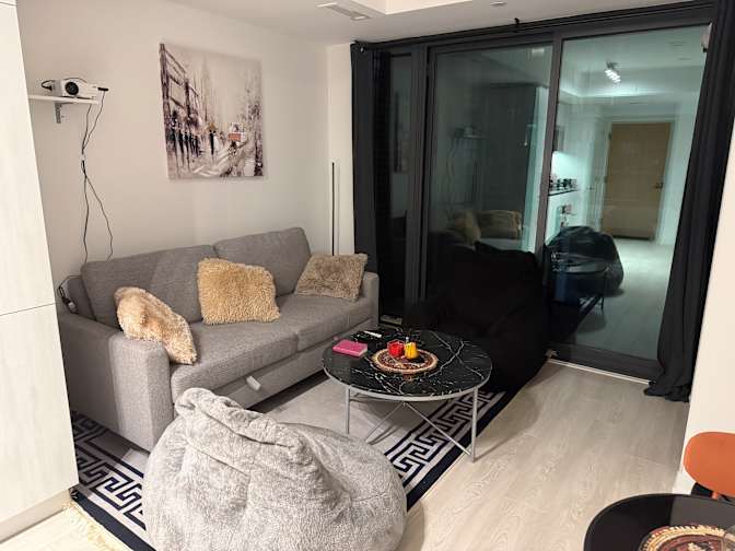 Olga brinda Nlend's room